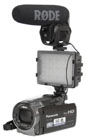 Ošacena videokamera HC-V700 ó LED světlo a videomikrofon (Kliknutí zvětší)