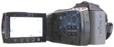 JVC GZ-HM400 s otevřeným LCD (Kliknutí zvětší)