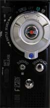 Ovládání nejmenší JVC GR-DVP7: palec má na starosti hlavní vypínač, nahrávání, fotorežim i ZOOM (Klikni pro zvětšení)