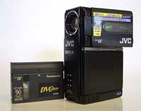 JVC GR-DVP7 a kazeta mini-DV (Klikni pro zvětšení)