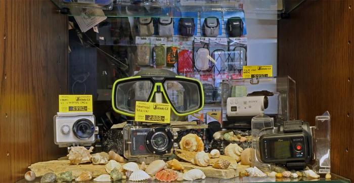Police ve vitríně s podvodními kamerkami