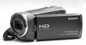 Videokamera SONY CX240 v přední perspektivě