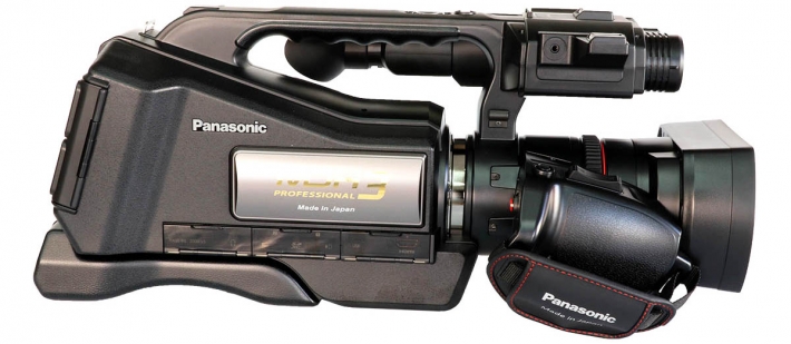 Videokamera Panasonic HC-MDH3 v bočním pohledu