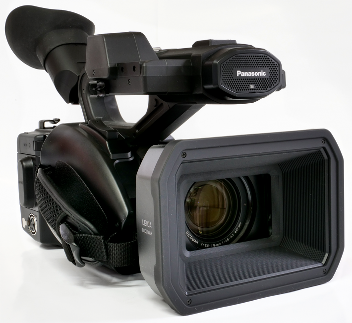 Videokamera Panasonic HC-X1 v předním detailu