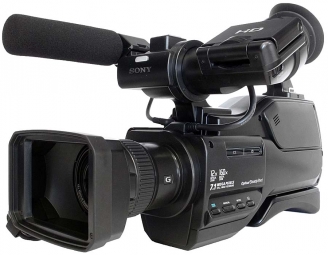 Videokamera Sony HXR-MC2000 v přední perspektivě