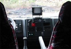 černobílý monitor na palubovce kamionu Iveco (Kliknutí vyobrazí nahoře vnější a dole vnitřní kontrolní kameru)