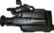 Videokamera tzv. plného formátu VHS, Panasonic NV-M40, je opravdu impozantní macek... (Klikni pro zvětšení)
