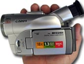 Výkonná a do dlaně: Canon MVX250i (Klikni pro zvětšení)