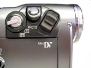 Detail bočního ovládání kamery (Klikni pro zvětšení)