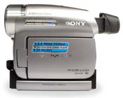 Kamera Sony HC96 v dokovací stanici (Klikni pro zvětšení)
