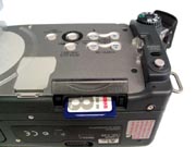 Canon MVX3i: detail SD-slotu a ovládání (Klikni pro zvětšení)
