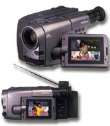 Videokamera Sony CCD-TRV30 a pod ní je jako komplet s připojitelným televizním tunerem TGV5 (Klikni pro zvětšení)