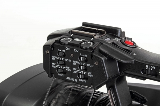 Videokamera CANON XF200 ovládaní XLR