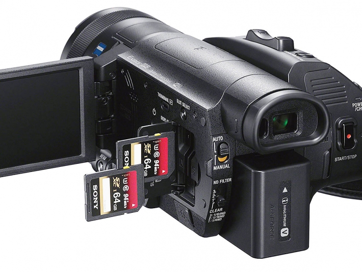 Videokamera Sony AX700 - dva sloty na karty