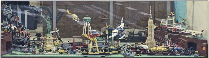 LEGOLAND v detailu přes sklo výlohy z ulice Mezníkova