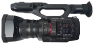 Videokamera Panasonic HC-X2 v detailu z levého boku