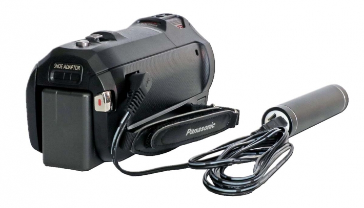 Videokamera Panasonic HC-V770 s připojenou Power-bankou