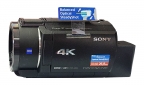 Videokamera Sony FDR-AX43 v detailu zleva s LCD...