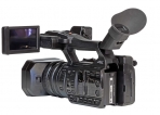 Videokamera Panasonic HC-X1000 v detailu zezadu...